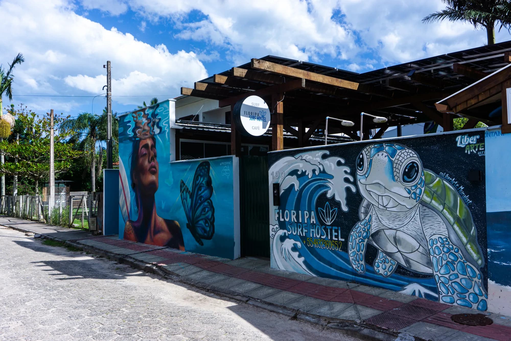 Fachada da Floripa Surf Hostel com murais de rua